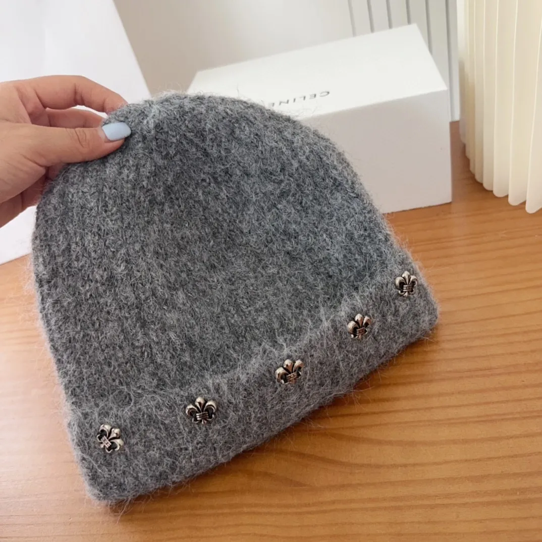 💰60 Crow Heart Autumn and Winter Wool Knitted Beanie This must be a favorite of minimalism. It is clean, neat, fashionable and versatile, and will definitely not be picky about your face shape! A fashionable classic that lasts forever! Fashionable black and white can be purchased together!